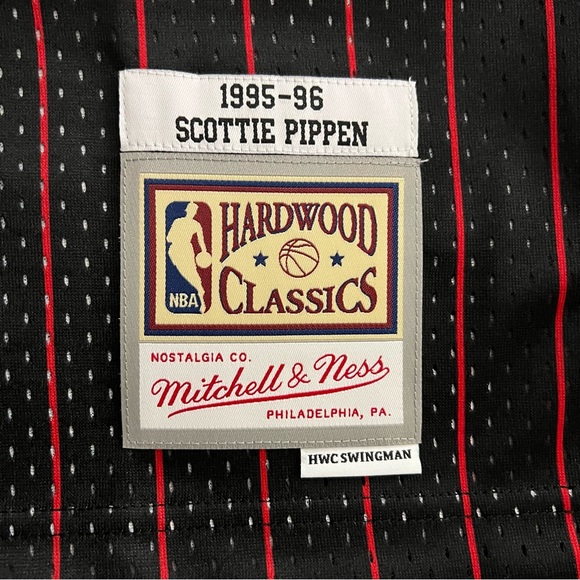 Scottie Pippen Chicago Bulls 1995-1996 Mitchell & Ness Black NBA Swingman Jersey - Picture 8 of 9